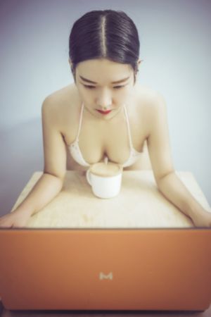黄色靠逼_DVD免费观看视频